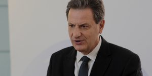 Θεόδωρος Σκυλακάκης κοιταει κατω