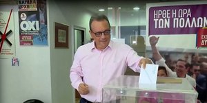 Ο Σωκράτης Φάμελλος ψηφίζει στις εσωκομματικές εκλογές του ΣΥΡΙΖΑ