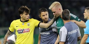 Ο Μάγκνουσον του Παναθηναϊκού καθώς αποχωρεί τραυματίας από το ντέρμπι με την ΑΕΚ