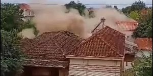H στιγμή που σπίτι καταρρέει μετά την πλημμύρα