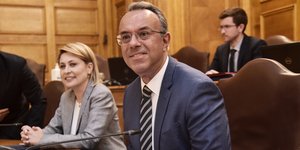 Ο Χρήστος Σταϊκούρας σε επιτροπή στη Βουλή χαμογελαστός