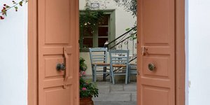 Σε αυτό το στέκι θα νιώσετε ότι βρίσκεστε σε κάποια ονειρική αυλή νησιού