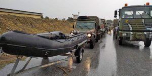 Με λέμβους απεγκλωβίζουν πολίτες από τα πλημμυρισμένα χωριά στην Καρδίτσα 