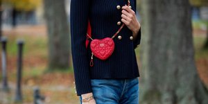 γυναίκα με κόκκινη τσάντα