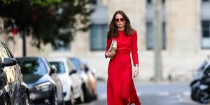 γυναίκα με κόκκινο φόρεμα