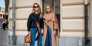 γυναίκες με τζιν και παλτό