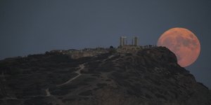 Η υπερπανσέληνος πάνω από τον Ναό του Ποσειδώνα