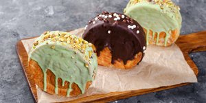 τρία στρογγυλά κρουασάν με γέμιση σοκολάτα και φιστίκι