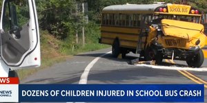 Μετωπική σχολικού λεωφορείου με φορτηγό στις ΗΠΑ