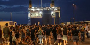 κόσμος έξω από το Blue Horizon