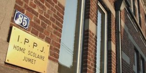 ταμπελα τουβλινος τοίχος 