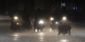 Αναβάτες περιμένουν στη διασταύρωση κάτω από έντονη βροχόπτωση καθώς ο τυφώνας Χαϊκούι πλησιάζει τη χώρα, στην Ταϊπέι της Ταϊβάν, Σάββατο, 2 Σεπτεμβρίου 2023