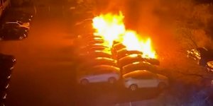 Tesla παραδόθηκαν στις φλόγες