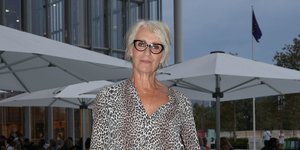 η Θέμις Μπαζάκα με λευκό παντελόνι