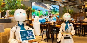 Ρομπότ-σερβιτόροι σε καφέ στο Τόκιο