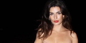 η Τόνια Σωτηροπούλου με φόρεμα Mi-Ro