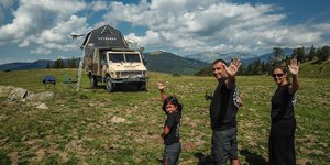 H οικογένεια πριν επιβιβαστεί στο φορτηγάκι της 