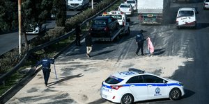 τροχαίο στον Κηφισό κλειστές λωρίδες αστυνομικός ρίχνει πριονίδι περιπολικό