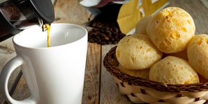 Εύκολη συνταγή για αφράτα τυροψωμάκια έτοιμα σε 15 λεπτά 