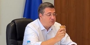 Ο Τζιτζικώστας τρώει σουβλάκι