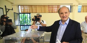 Ο Στέφανος Τζουμάκας ψηφίζει για την προεδρία του ΣΥΡΙΖΑ