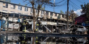 Συντρίμμια από τη ρωσική πυραυλική επίθεση στην πόλη Κονσταντινίβκα στην ανατολική Ουκρανία