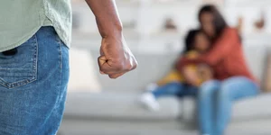 Μητέρα προφυλάσσει το παιδί της