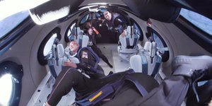 Άλλους τρεις τουρίστες στο διάστημα έστειλε η Virgin Galactic