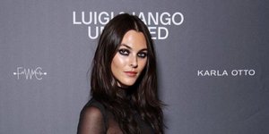 Η Vittoria Ceretti με σέξι φόρεμα σε έκθεση στο Μιλάνο