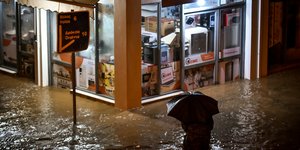 Κακοκαιρία Elias -Βόλος: Στρατός με βάρκες και ΕΜΑΚ απεγκλωβίζουν εκατοντάδες πολίτες