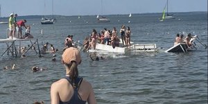 H στιγμή της κατάρρευσης της αποβάθρας σε λίμνη του Ουισκόνσιν