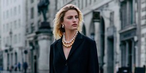 γυναίκα με μαύρο σακάκι