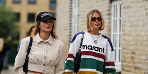 γυναίκες με ντυσίματα και παπούτσια