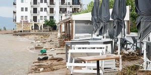ξαπλωστρες ομπρελες λασπες