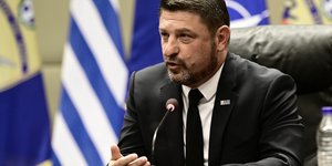 Νίκος Χαρδαλιάς με σακακι μικροφωνο 