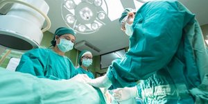 Χειρουργοί στη διάρκεια επέμβασης