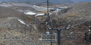 Οι πίστες του σκι είναι σχεδόν άδειες από χιόνι στο χιονοδρομικό πεδίο Tūroa, στο όρος Ruapehu της Νέας Ζηλανδίας 