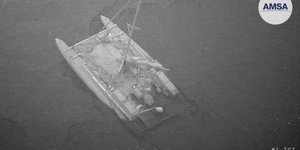 Σώοι οι τρεις επιβαίνοντες στο καταμαράν, που δέχθηκε επίθεση καρχαριών ανοικτά της Αυστραλίας