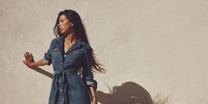 γυναίκα με τζιν φόρεμα