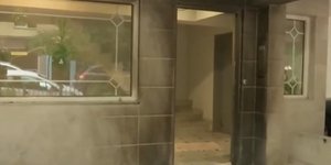 Ζημιές σε είσοδο πολυκατοικίας από τα γκαζάκια