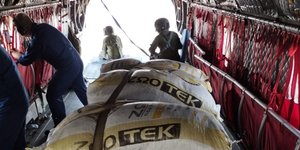Θεσσαλία: Με ελικόπτερα της Πολιτικής Προστασίας και του στρατού οι αποστολές ζωοτροφών στα απομακρυσμένα χωριά