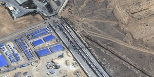 Δορυφορική φωτογραφία με τα φορτηγά στο πέρασμα της Ράφα στο νότιο τμήμα της Λωρίδας της Γάζας
