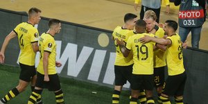 Οι παίκτες της ΑΕΚ πανηγυρίζουν το γκολ που πέτυχαν κόντρα στον Άγιαξ