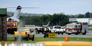 Πυροσβεστικό όχημα σε διάδρομο αεροδρομίου