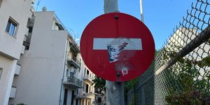 Πινακίδα σε δρόμο