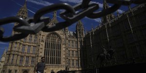Αλυσίδα έξω από το Βρετανικό κοινοβούλιο