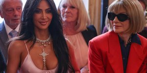 Κιμ Καρντάσιαν και Άννα Γουίντουρ στην επίδειξη του οίκου Fendi στο Παρίσι 