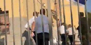 Ο βρετανός ΥΠΕΞ τρέχει να καλυφθεί εν μέσω ρουκετών κατά τη διάρκεια επίσκεψης στο Ισραήλ [βίντεο]