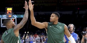 O Γιάννης Αντετοκούνμπο κάνει high five με τον Λίλαρντ
