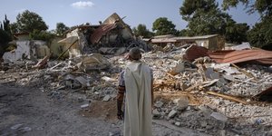 αντρας μονος στα συντριμια 